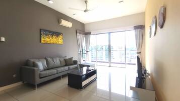 Apartemen Superior, 3 kamar tidur, balkon, pemandangan kota | Area keluarga | Televisi layar datar 42-inci dengan saluran TV digital, TV, dan Netflix