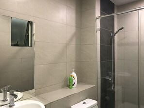 高级公寓, 1 间卧室, 阳台, 城市景观 | 浴室 | 淋浴设施、免费洗浴用品、吹风机、坐浴桶