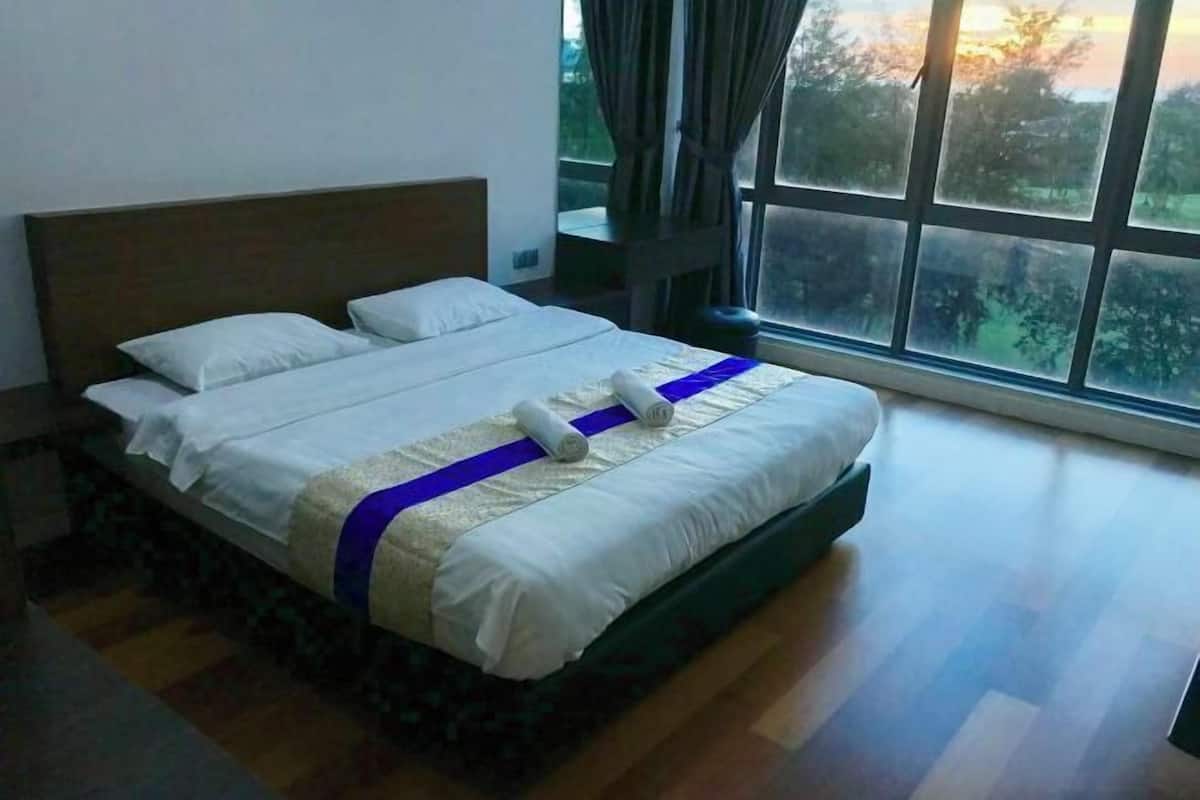 1 bedroom, individually decorated, individually furnished, desk