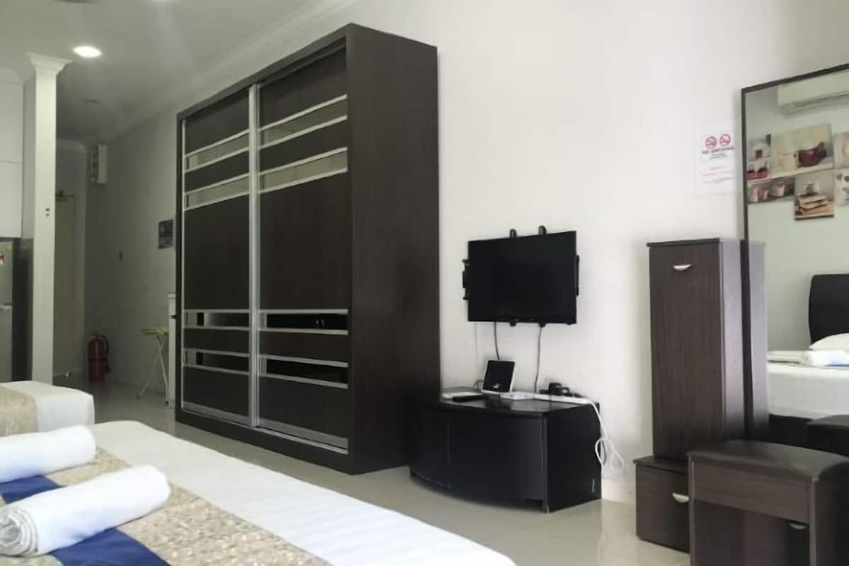 1 bedroom, individually decorated, individually furnished, desk