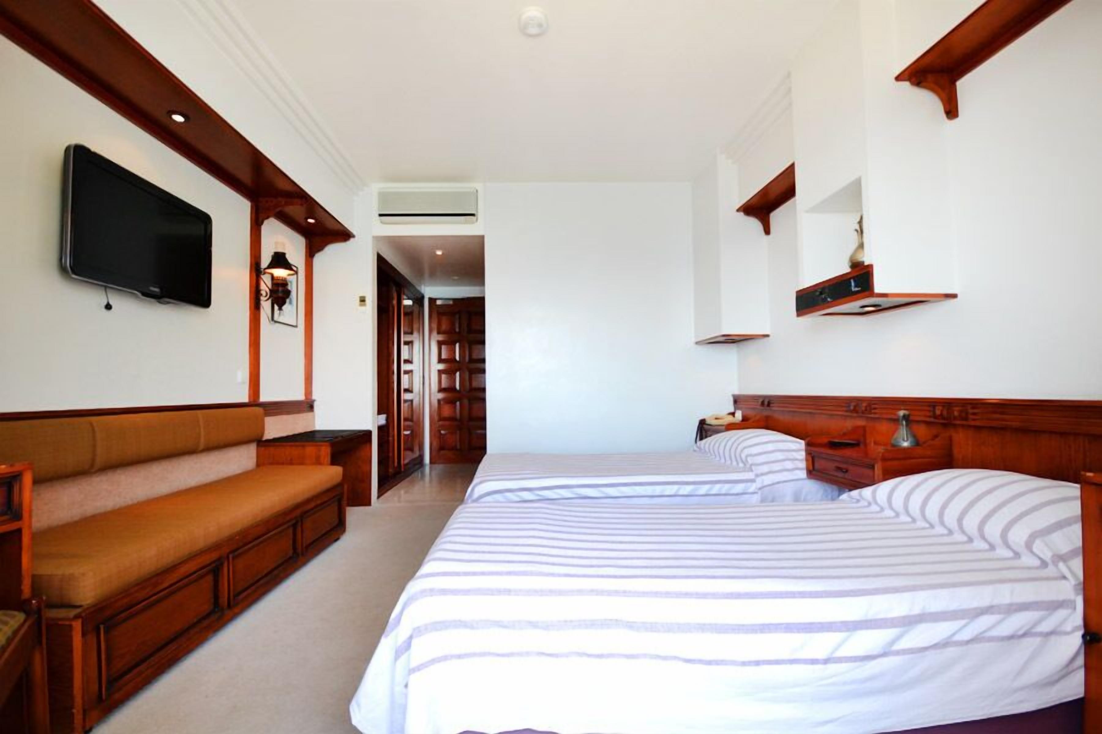 standard double or twin room | minibar, in-room safe, desk, soundproofing