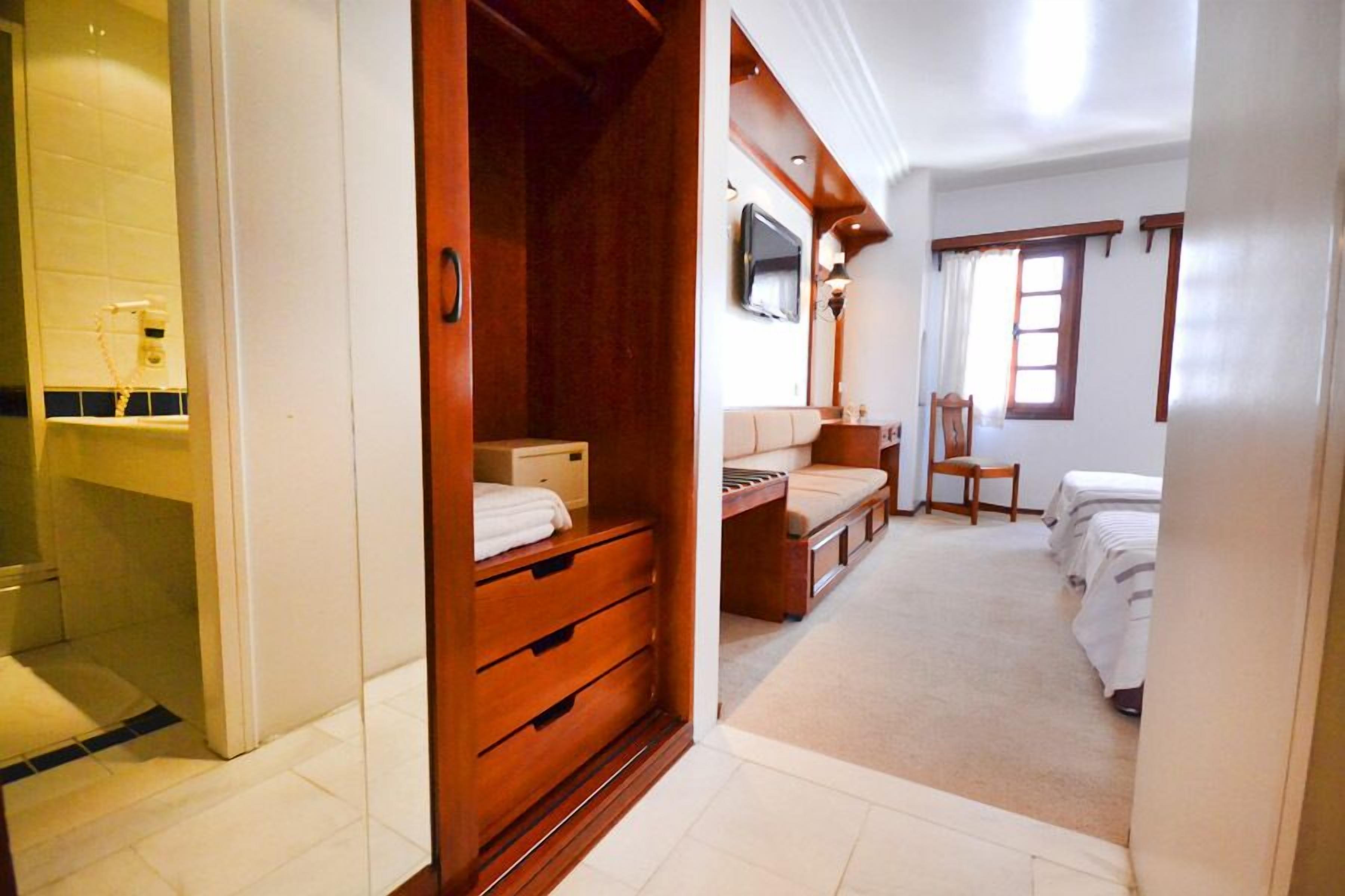 standard double or twin room | minibar, in-room safe, desk, soundproofing