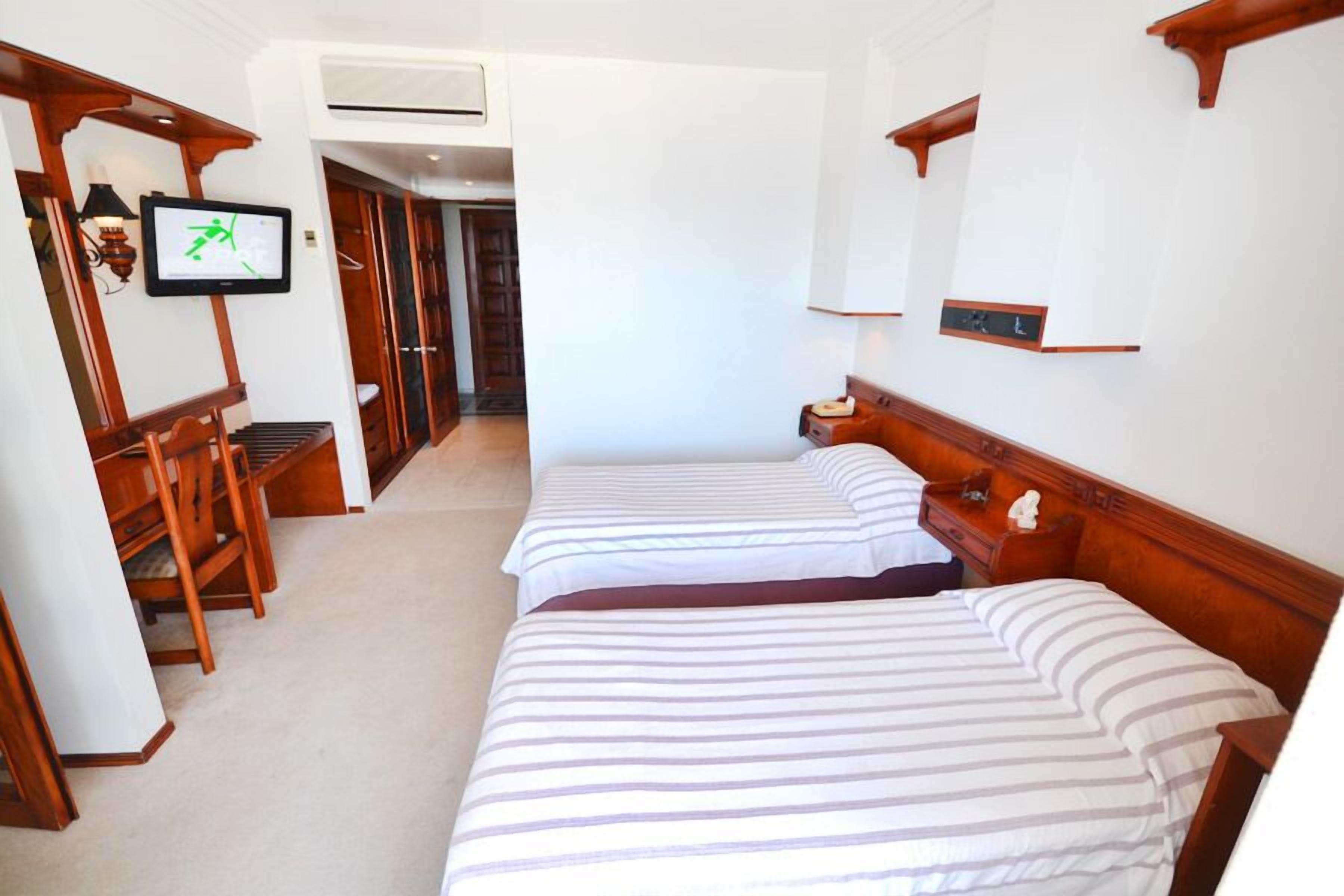 standard double or twin room | minibar, in-room safe, desk, soundproofing