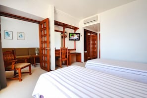 Minibar, caja de seguridad en la habitación y escritorio 