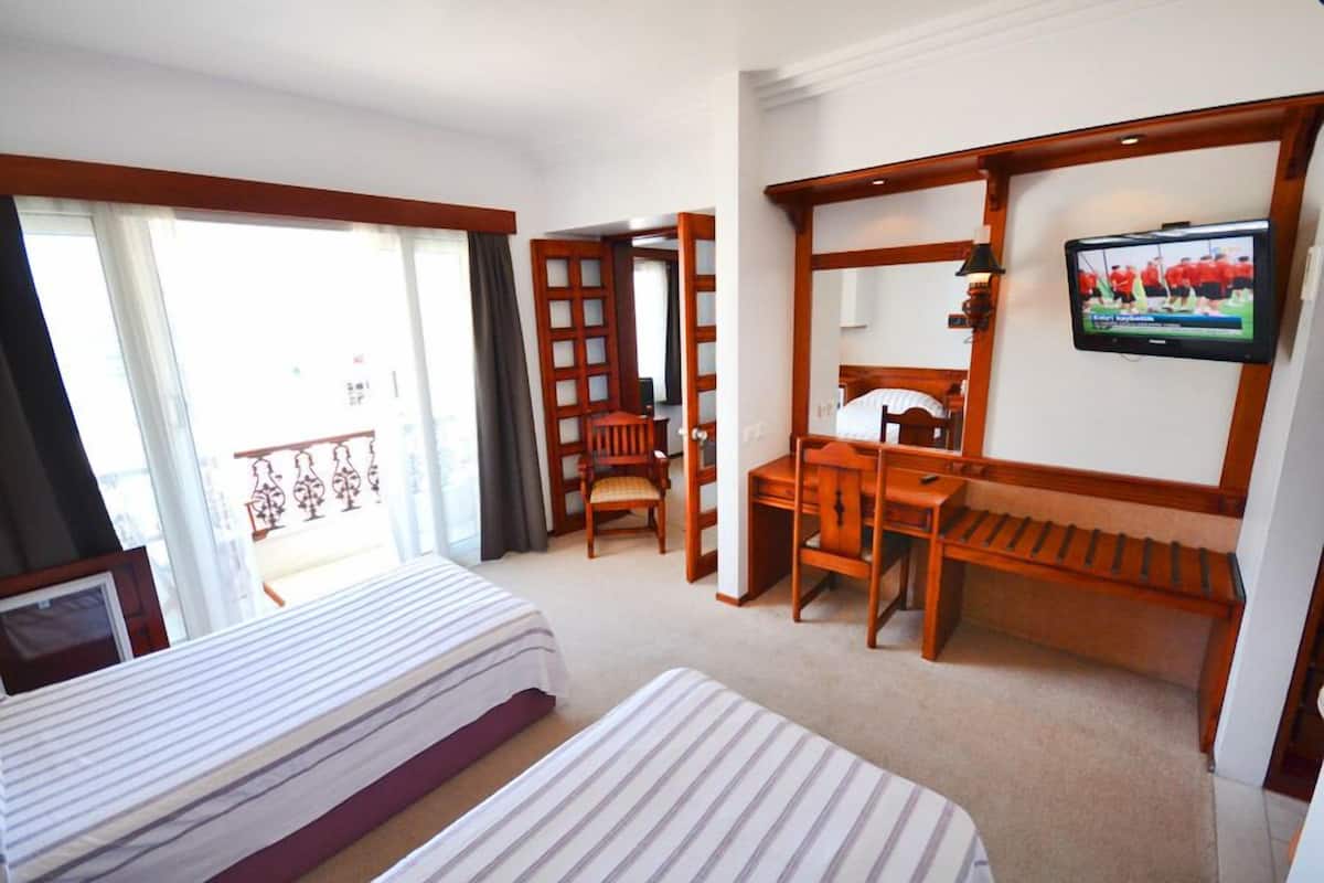 Minibar, caja de seguridad en la habitación y escritorio 