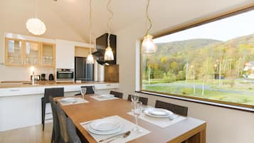 Townhouse, 2 kamar tidur | Ruang makan