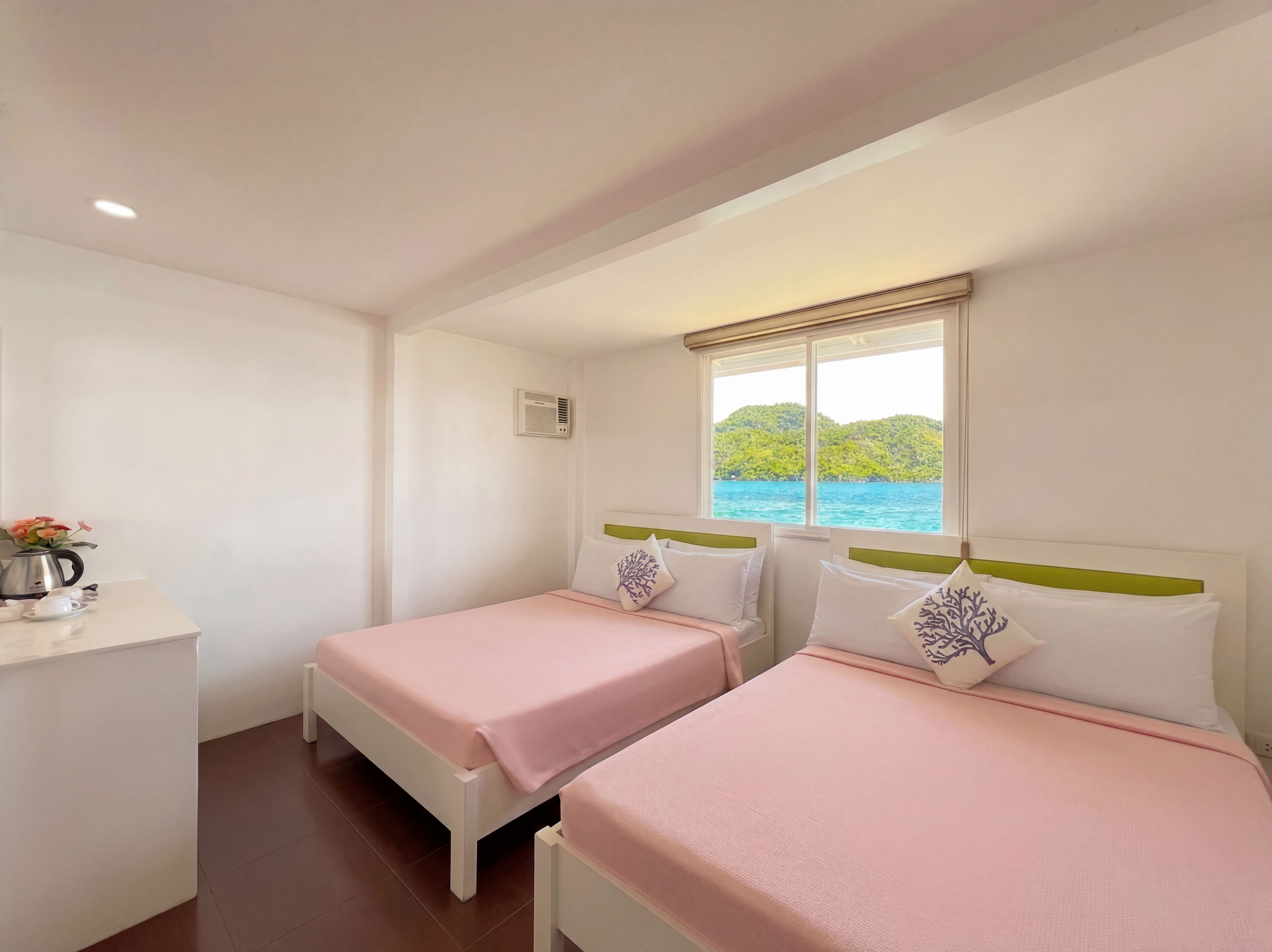 Minibar, cortinas blackout, sistema de insonorización y ropa de cama 