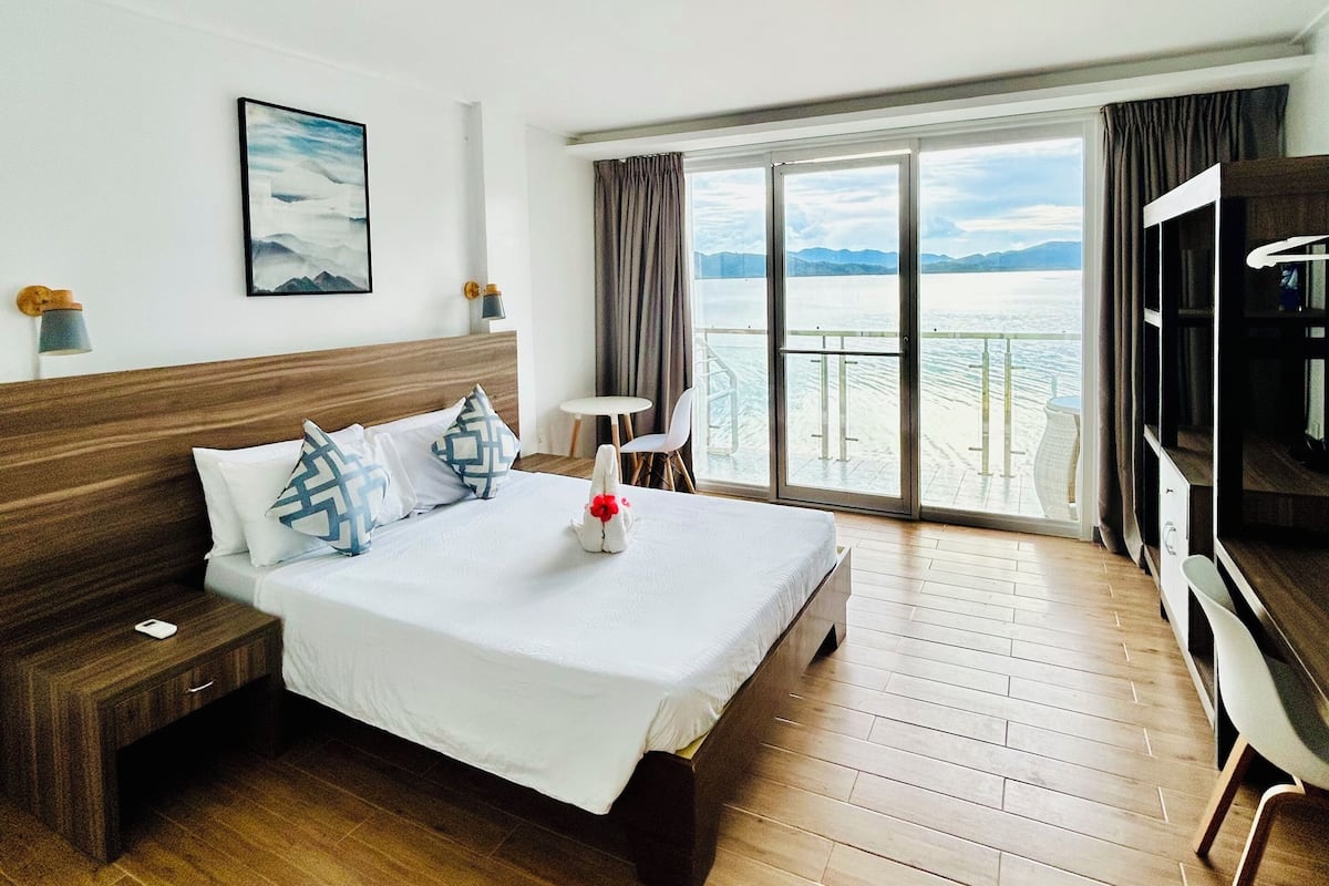 Deluxe Room, 1 Queen Bed, Non Smoking, Bay View