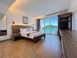 Minibar, cortinas blackout, sistema de insonorización y ropa de cama 