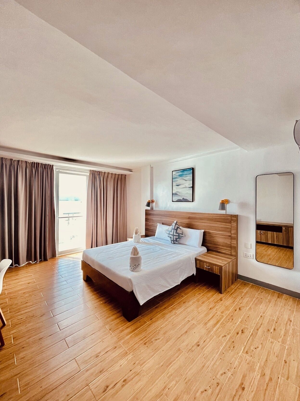 Minibar, blackout curtains, soundproofing, bed sheets