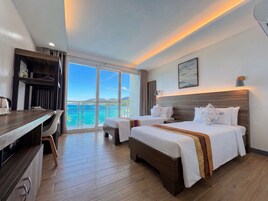 Family Loft, Bay View | Minibar, blackout drapes, soundproofing, bed sheets