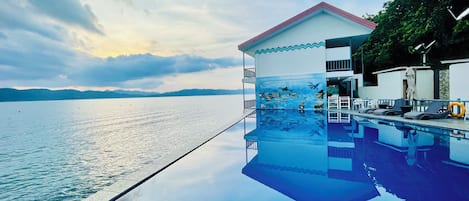 2 piscines extérieures