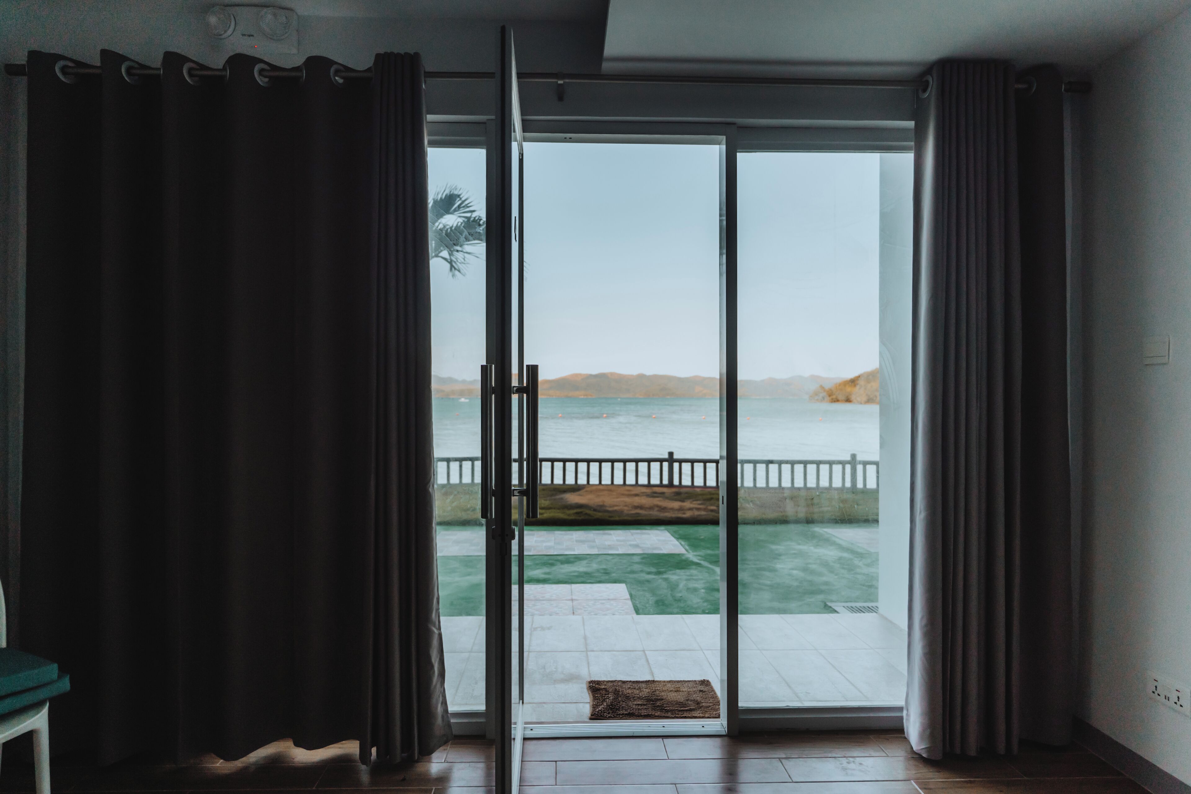 Deluxe Double or Twin Room, Bay View | Blackout drapes, soundproofing, bed sheets