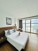 Deluxe Room, 1 Queen Bed, Non Smoking, Bay View | Blackout drapes, soundproofing, bed sheets