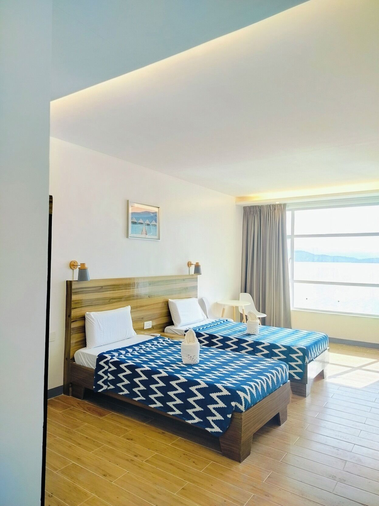 Minibar, blackout curtains, soundproofing, bed sheets