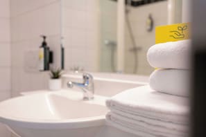 Shower, hair dryer, towels, soap - SLEEEP Hotel Sattledt (Sattledt)