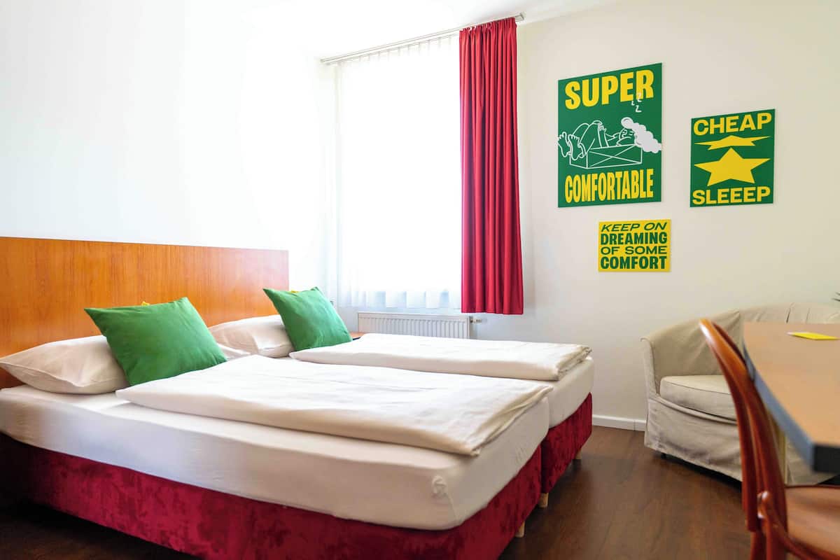 Escritorio, cortinas blackout, wifi gratis y ropa de cama