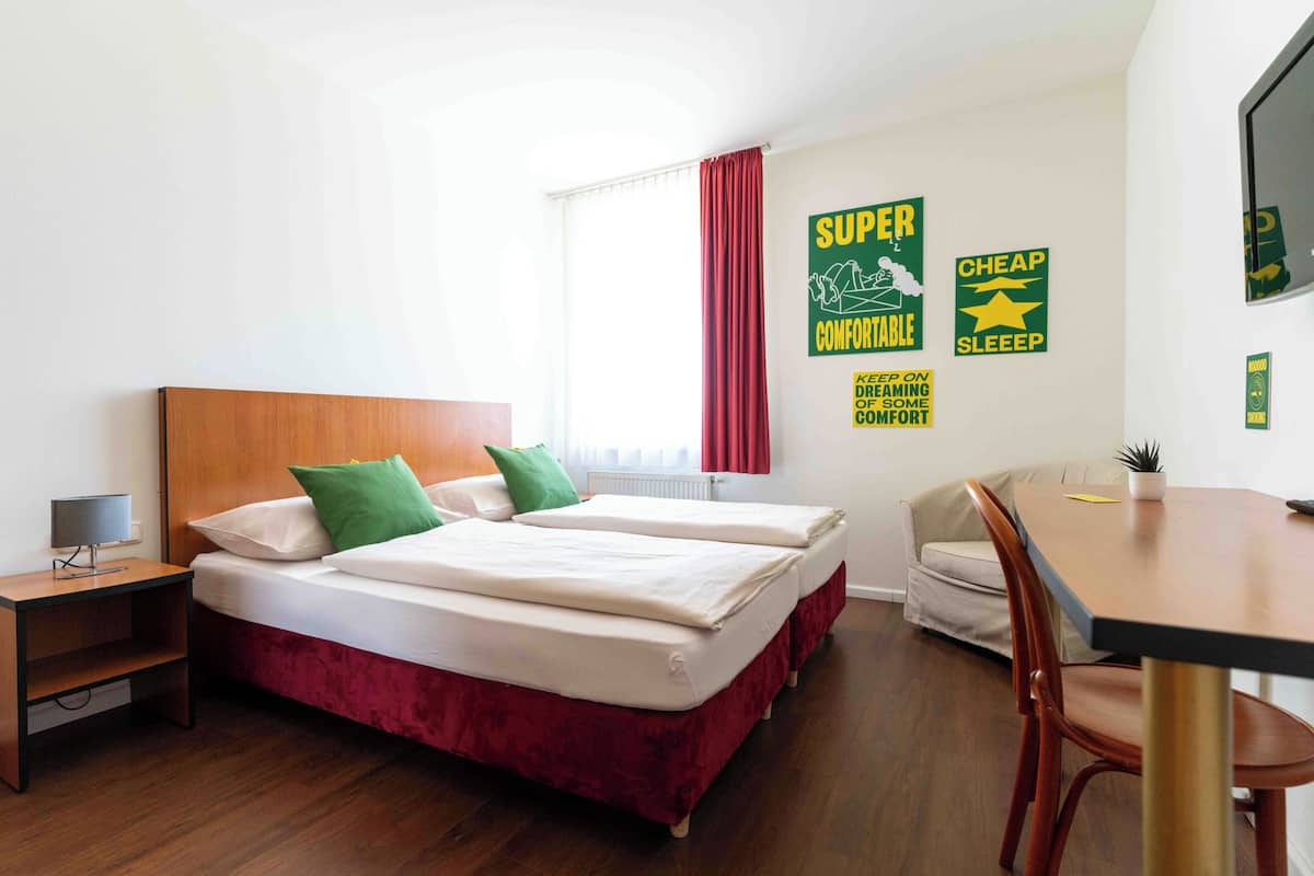 Escritorio, cortinas blackout, wifi gratis y ropa de cama