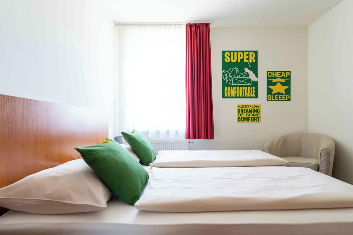 Escritorio, cortinas blackout, wifi gratis y ropa de cama