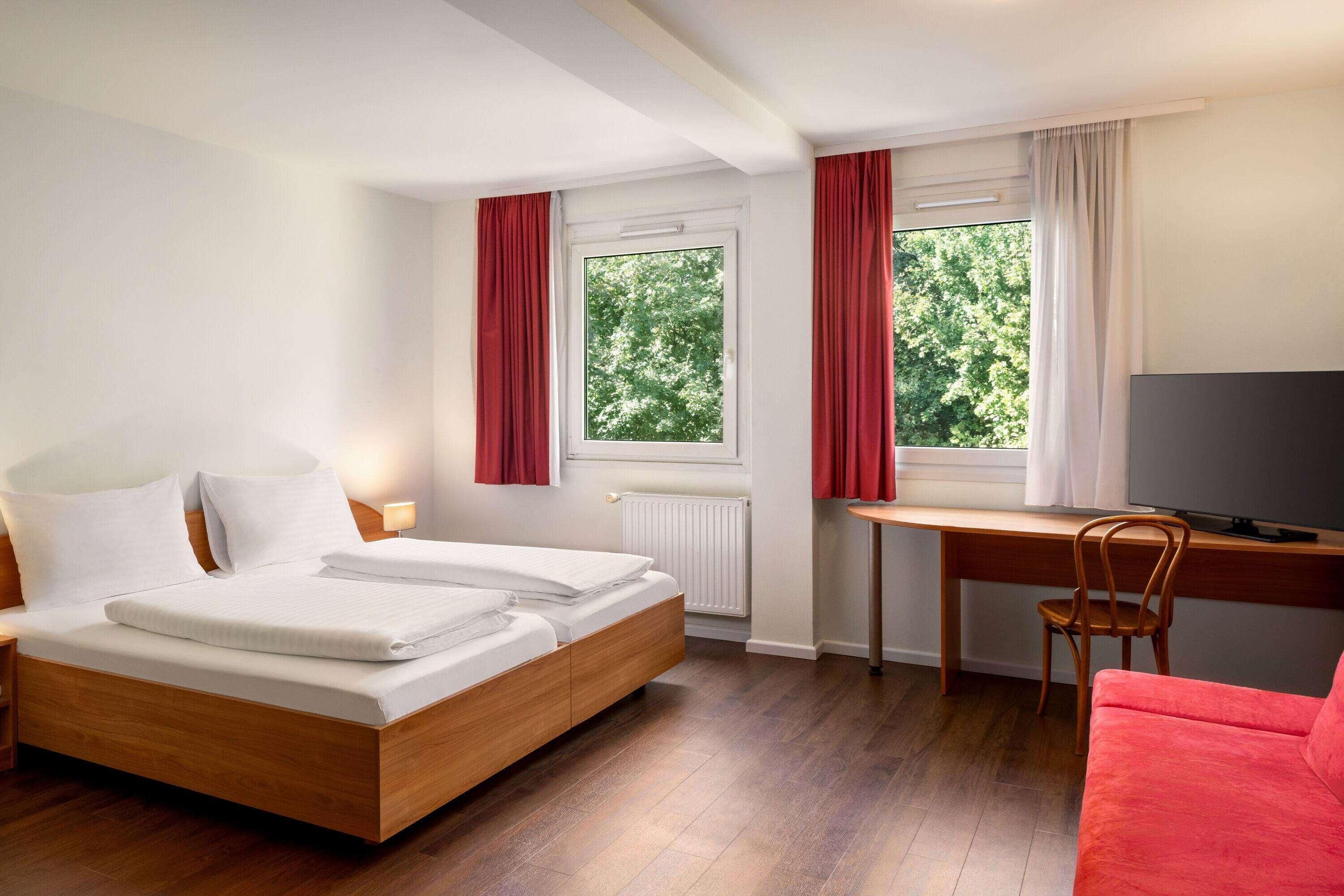 Escrivaninha, cortinas blackout, Wi-Fi de cortesia, roupa de cama