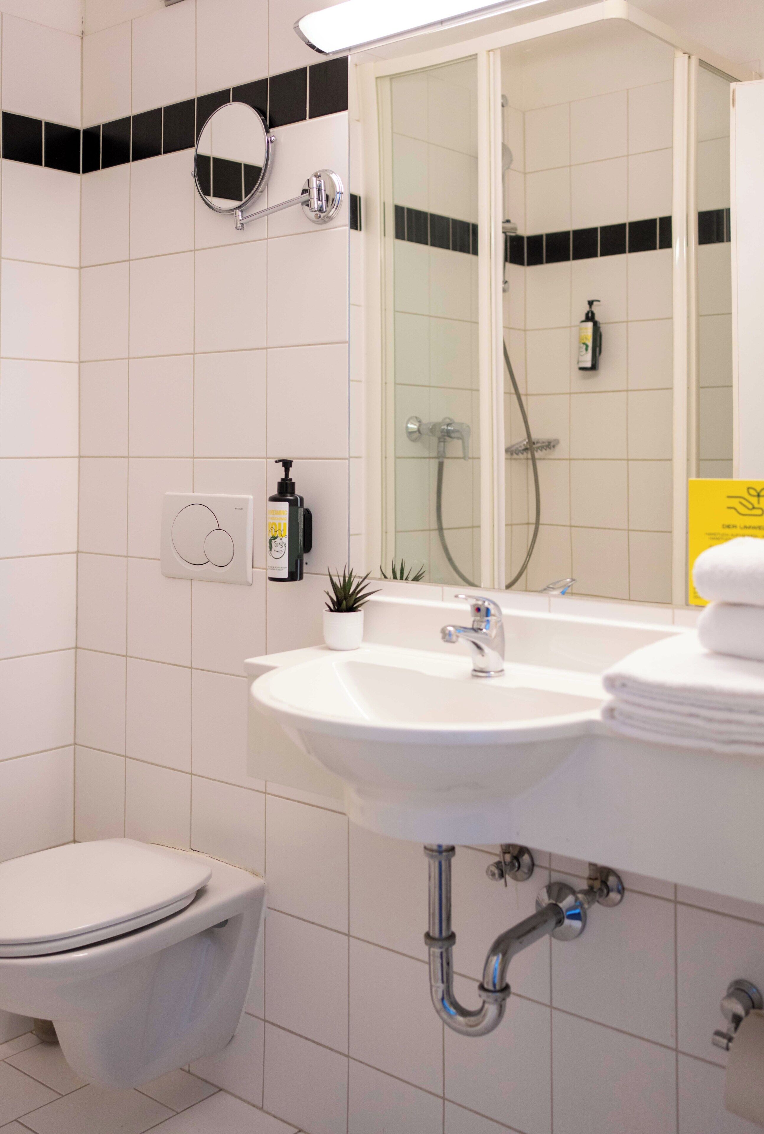 Dusche, Haartrockner, Handtücher, Seife