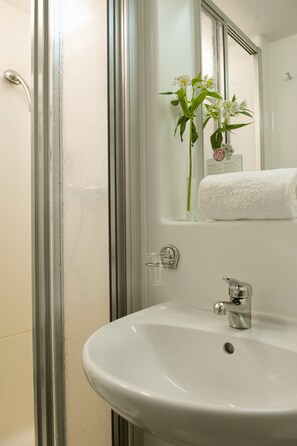 Shower, free toiletries, hair dryer, towels - Amedia Express Sattledt a Trademark by Wyndham (Sattledt)