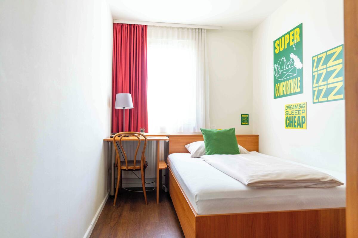 Escritorio, cortinas blackout, wifi gratis y ropa de cama