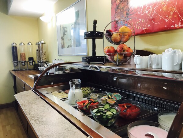Buffet breakfast for a fee on weekdays - Amedia Express Sattledt a Trademark by Wyndham (Sattledt)