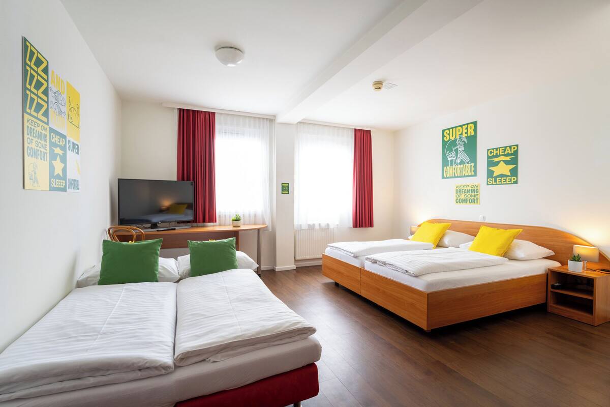 Escritorio, cortinas blackout, wifi gratis y ropa de cama