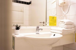 Shower, hair dryer, towels, soap - SLEEEP Hotel Sattledt (Sattledt)