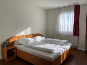 Bureau, rideaux occultants, Wi-Fi gratuit, draps fournis