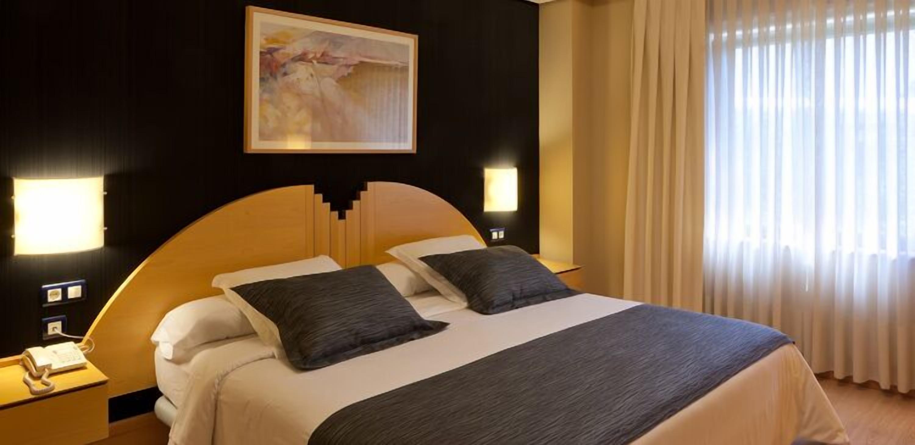 egyptian cotton sheets, down duvets, desk, blackout curtains