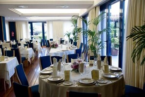 Phục vụ bữa sáng và bữa trưa 