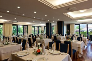 Phục vụ bữa sáng và bữa trưa, món ăn Tây Ban Nha 