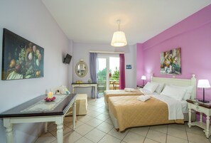 1 Schlafzimmer, individuell dekoriert, Schreibtisch