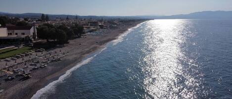 Ranta lähistöllä, valkoista hiekkaa