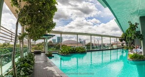 Una piscina al aire libre