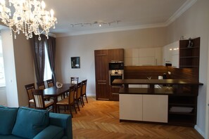 Apartamento, 2 quartos, sacada | Sala de estar | TV LED