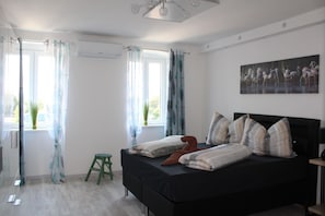 Apartamento, 1 quarto | Roupas de cama premium, cortinas blackout, ferros/tábuas de passar roupa