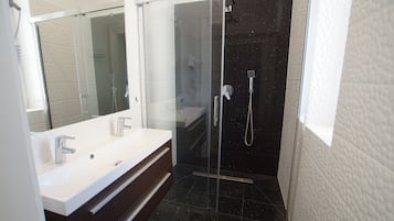 Badewanne und Dusche (separat), Komfortbadewanne, Regendusche