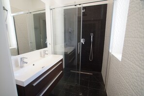 Badewanne und Dusche (separat), Komfortbadewanne, Regendusche