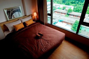 Desk, free WiFi - A Good Nite at Chang Klan (Chiang Mai)