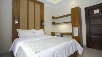 Standard Studio, 1 Queen Bed, Balcony | Pillowtop beds, in-room safe, desk, blackout drapes