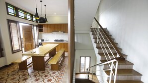 Uma cozinha moderna com armários de madeira, uma ilha grande e piso estampado.