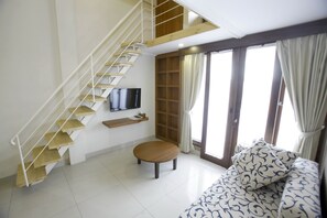 Dúplex estándar, varias camas, baño privado | Sala de estar | Televisión LED de 32 pulgadas con canales por cable y televisión 