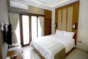 Estudio estándar, 1 cama Queen size, balcón | Camas con pillow-top, caja de seguridad en la habitación y escritorio 