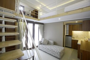 Standard Duplex, Multiple Beds, Private Bathroom | Living room | 32-inch LED TV with cable channels, TV