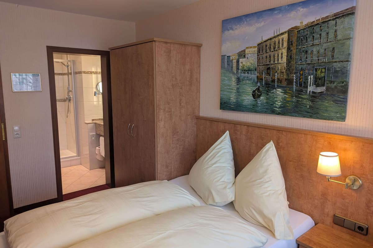 classic double room | 1 bedroom, hypo-allergenic bedding, in-room safe, desk