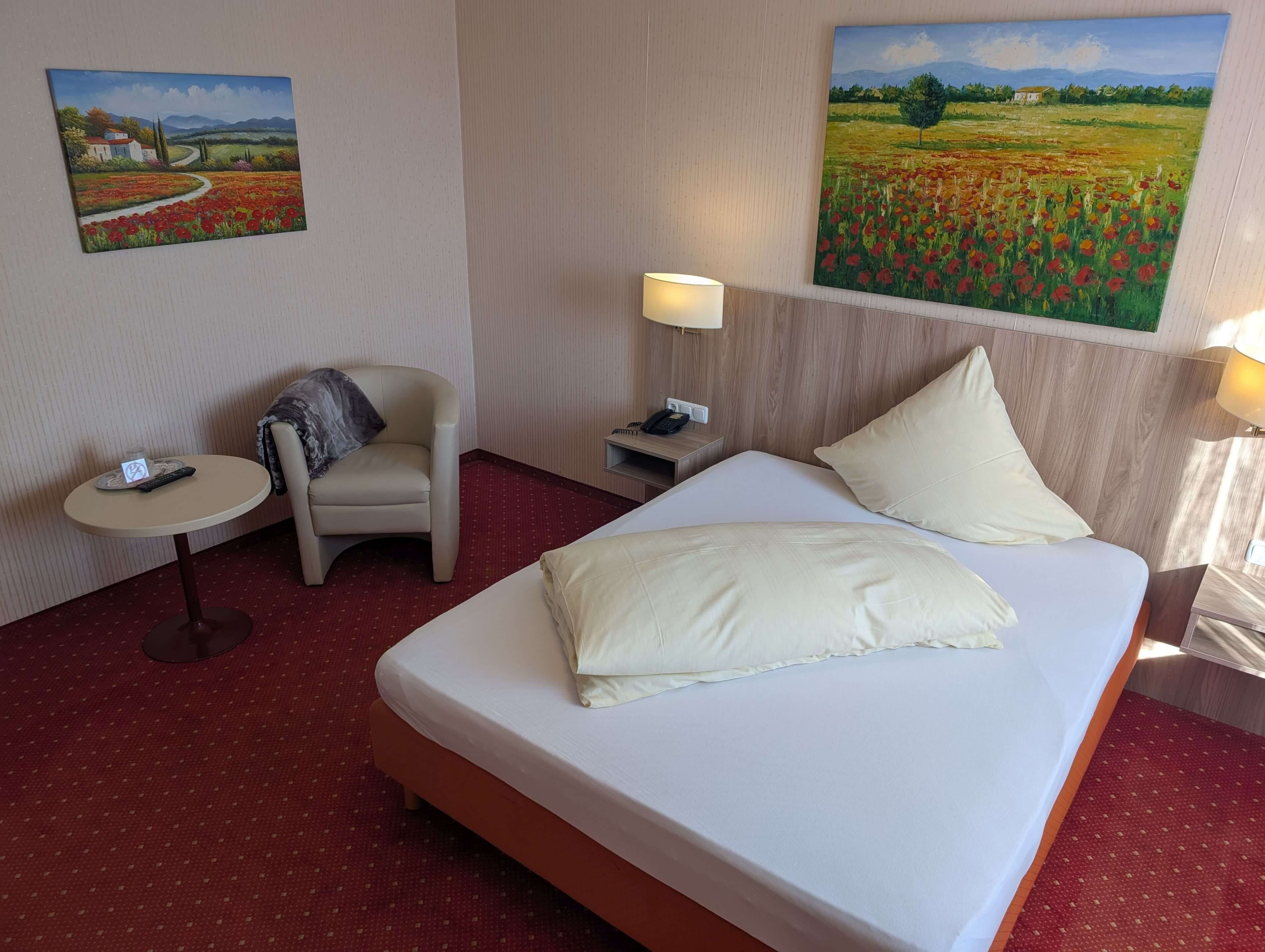 Comfort-Einzelzimmer | Allergikerbettwaren, Zimmersafe, Schreibtisch