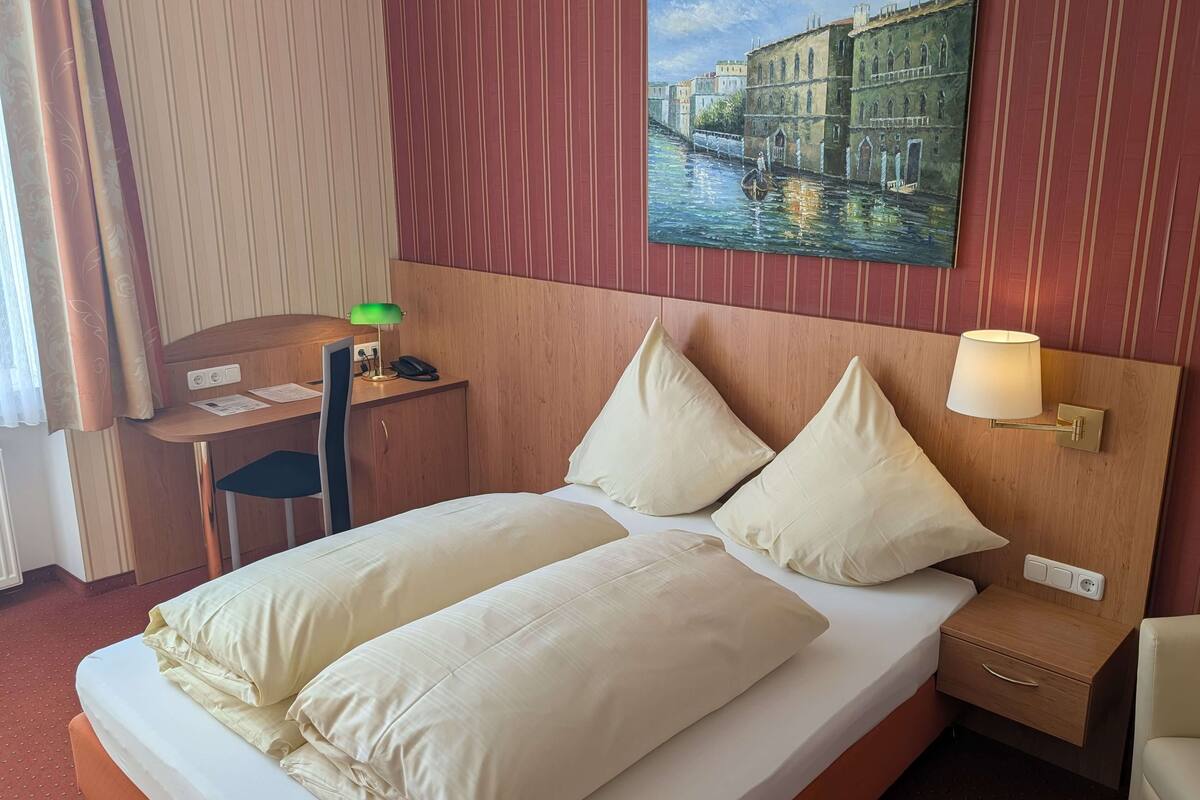 classic double room | 1 bedroom, hypo-allergenic bedding, in-room safe, desk